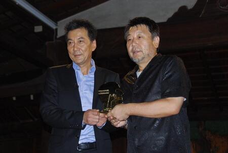 　映画「わが母の記」でモントリオール世界映画祭の審査員特別グランプリを受賞した役所広司（左）と原田眞人監督＝１１年９月