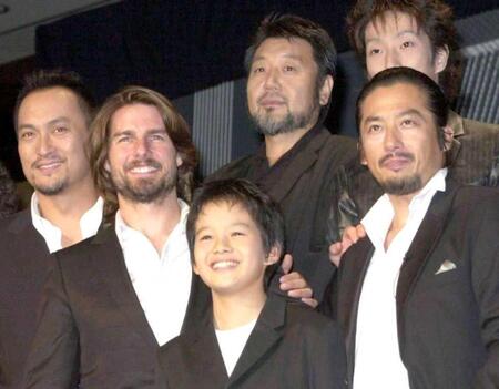 　映画「ラストサムライ」に出演する原田眞人監督（後列中央）。左から渡辺謙、トム・クルーズ、池松壮亮、真田広之＝０３年８月