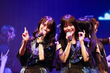 　熱唱するＷＨＩＴＥ　ＳＣＯＲＰＩＯＮのＡＬＬＹ（左）とＡＣＥ　©ＯＶＥＲＳＥ／ＫＩＮＧ　ＲＥＣＯＲＤＳ