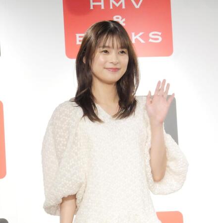 　笑顔で撮影に応じた芳根京子