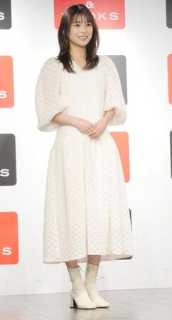 　笑顔で撮影に応じた芳根京子