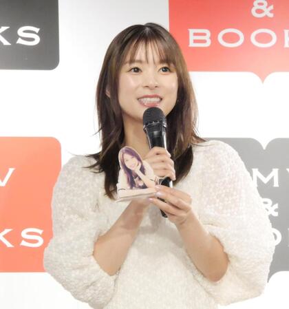 　ペットのフェレットとともに映った自身のアクリルスタンドを手に笑顔で語る芳根京子