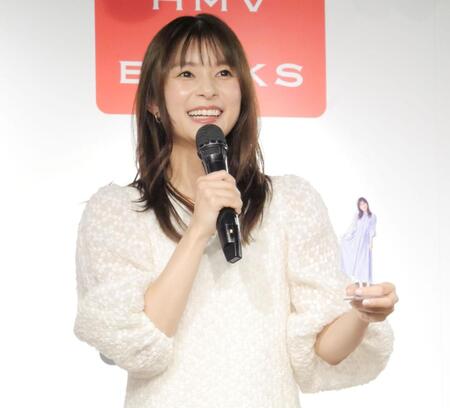 　自身のアクリルスタンドを手に笑顔で語る芳根京子