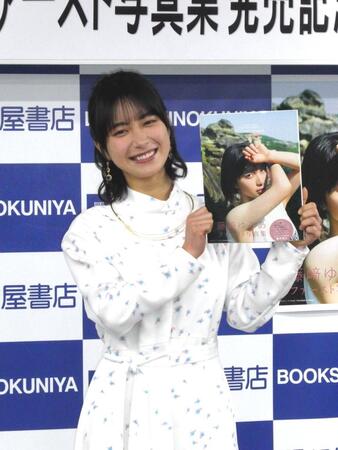 　撮影に応じる藤﨑ゆみあ