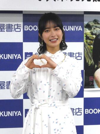 　撮影に応じる藤﨑ゆみあ