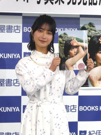 　撮影に応じる藤﨑ゆみあ