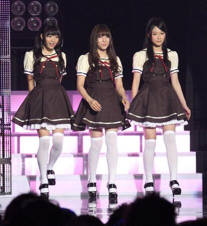 　コスモードパワー２０１０アイドル部門に選ばれたＡＫＢ４８の（左から）北原里英、河西智美、指原莉乃＝２０１０年撮影