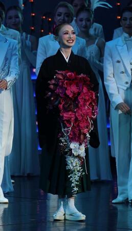 　サヨナラショーであいさつする夢白あや