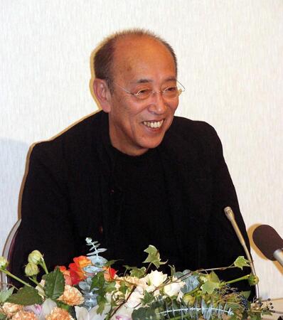 文化功労者に選ばれ、「目指せ、イチローです」と喜びの会見を行った蜷川幸雄氏＝２００４年