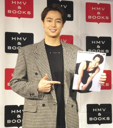 　撮影に応じる夏生大湖