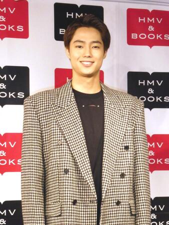 　撮影に応じる夏生大湖