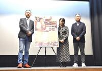 　主演映画の舞台あいさつに登場した中江有里（中央）