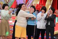 　「女芸人Ｎｏ．１決定戦　ＴＨＥ　Ｗ　２０２５」で優勝して喜ぶニッチェ（左から）江上敬子、近藤くみこ