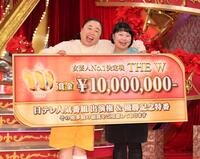 　９代目女王に輝いたニッチェの江上敬子（左）と近藤くみこ（撮影・開出牧）