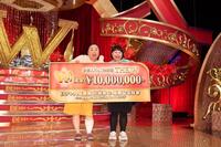 　９代目女王に輝きガッツポーズを決めるニッチェの江上敬子（左）と近藤くみこ（撮影・開出牧）