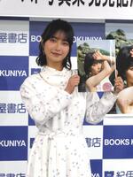 　撮影に応じる藤﨑ゆみあ