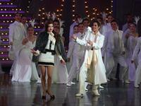 　朝美絢（右）とともにサヨナラショーで輝きを放つ夢白あや