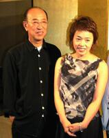 　蜷川幸雄氏（左）と大竹しのぶ＝２００３年