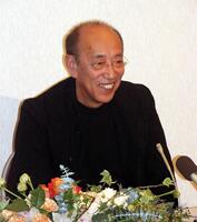 文化功労者に選ばれ、「目指せ、イチローです」と喜びの会見を行った蜷川幸雄氏＝２００４年