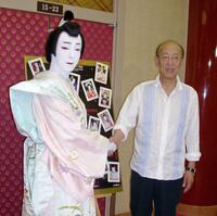 公開舞台けいこを行った尾上菊之助（左）と蜷川幸雄さん＝２００７年