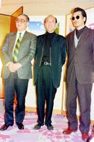 　「アーバンリゾートフェア神戸９３」で上演される「初夏の夜の夢」の制作会見に臨む蜷川幸雄さん（中央）＝１９９３年２月２５日