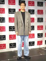 　撮影に応じる夏生大湖