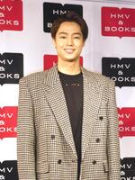 　撮影に応じる夏生大湖