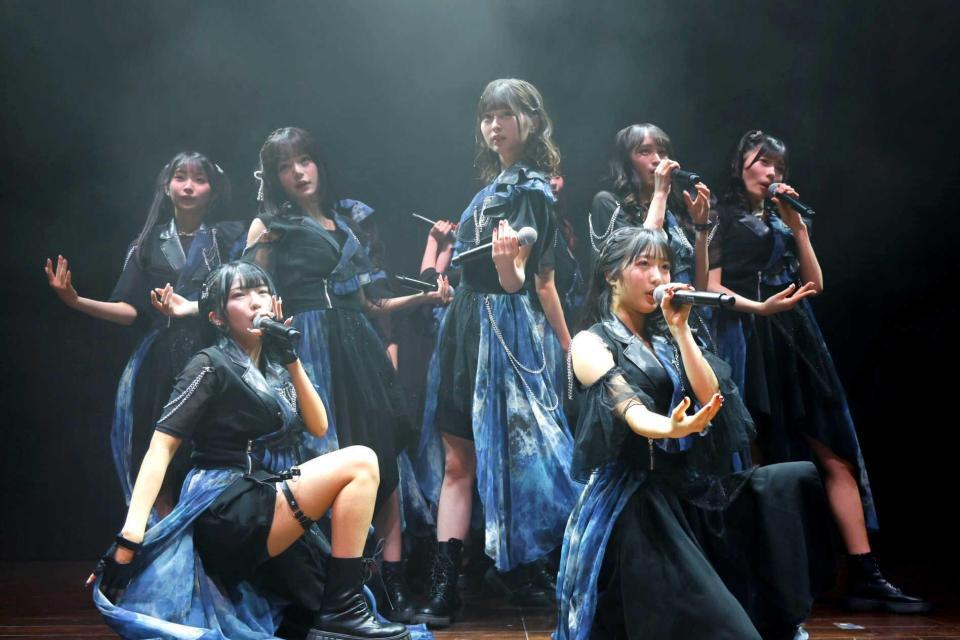 　デビュー２周年記念ライブを開催したＷＨＩＴＥ　ＳＣＯＲＰＩＯＮ　ⒸＯＶＥＲＳＥ／ＫＩＮＧ　ＲＥＣＯＲＤＳ