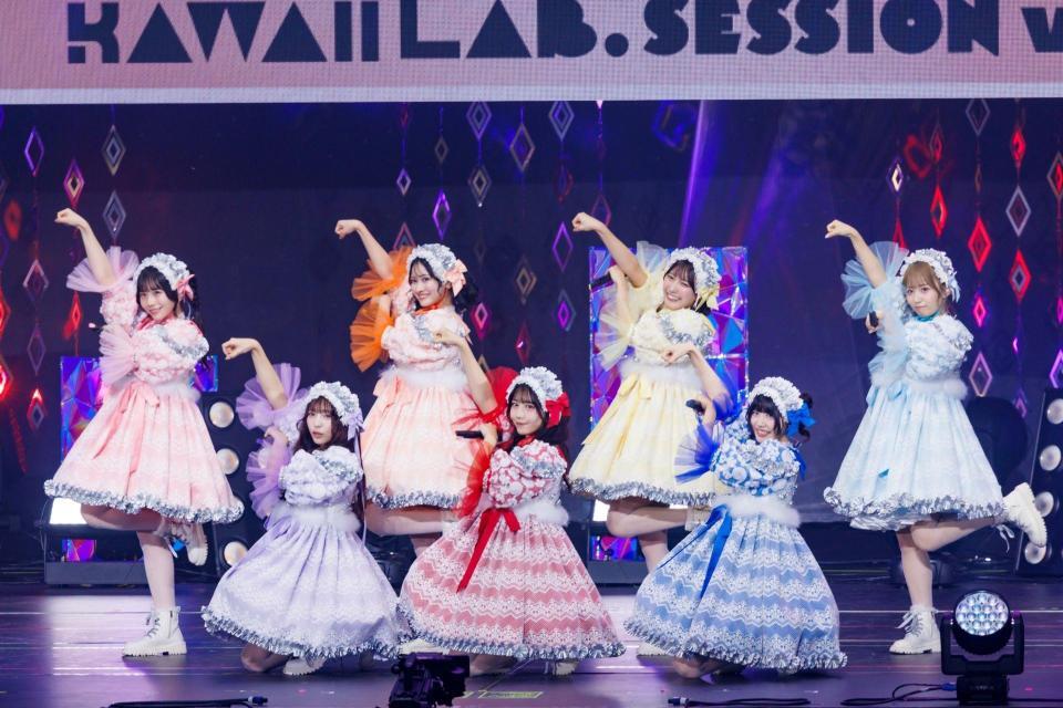 　かわいらしくパフォーマンスするＳＷＥＥＴ　ＳＴＥＡＤＹ（撮影：ヨシモリユウナ）