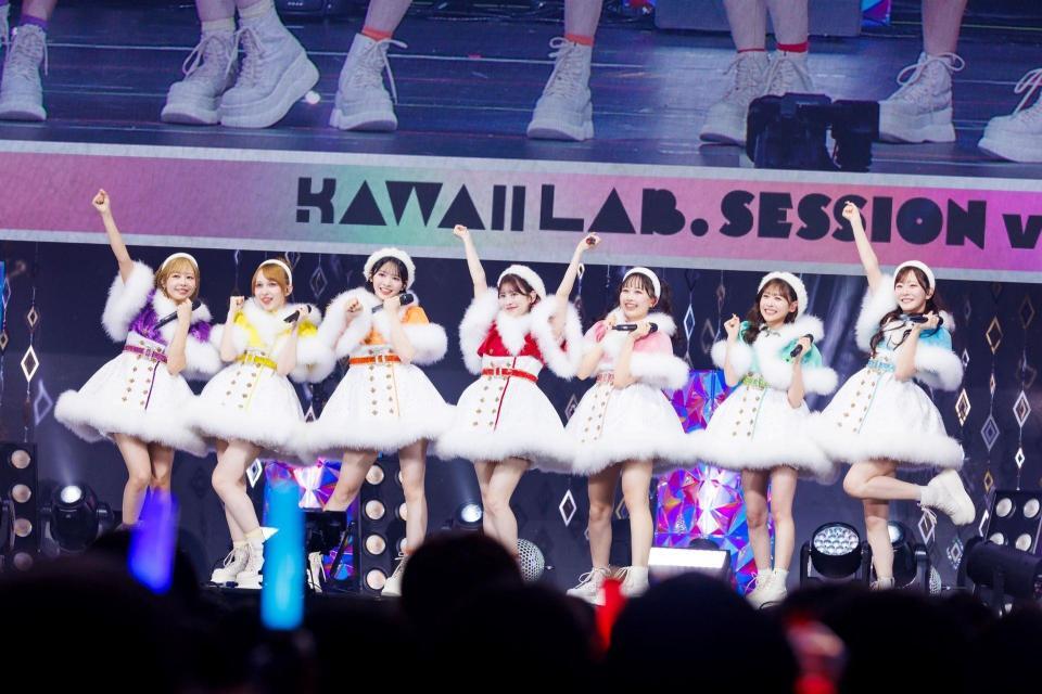 　かわいらしくパフォーマンスするＦＲＵＩＴＳ　ＺＩＰＰＥＲ（撮影：ヨシモリユウナ）