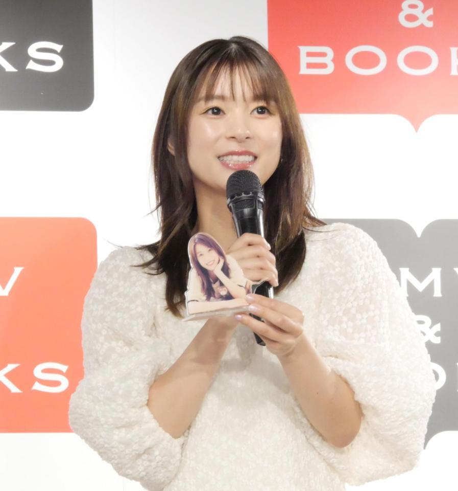 　ペットのフェレットとともに映った自身のアクリルスタンドを手に笑顔で語る芳根京子