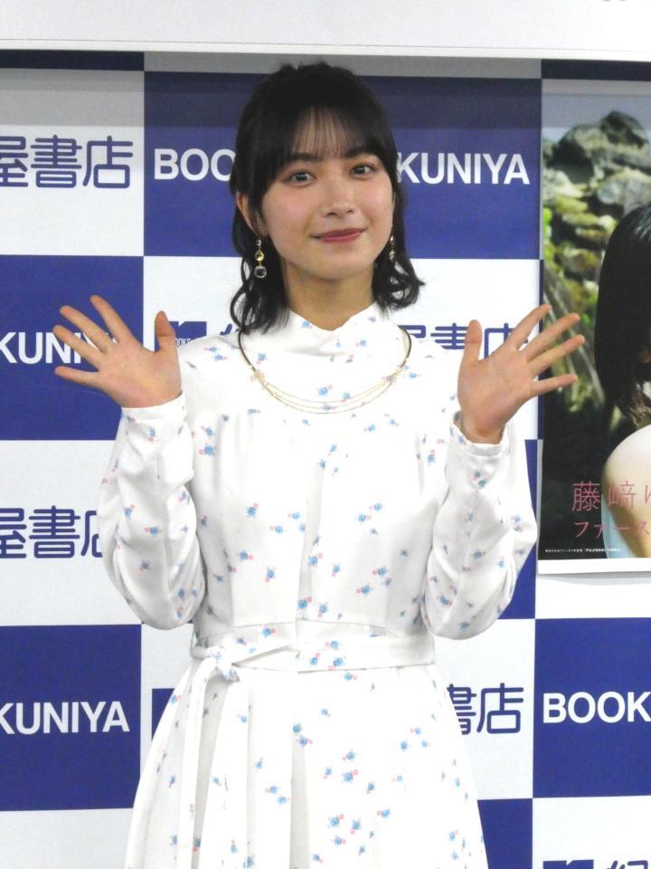 　撮影に応じる藤﨑ゆみあ