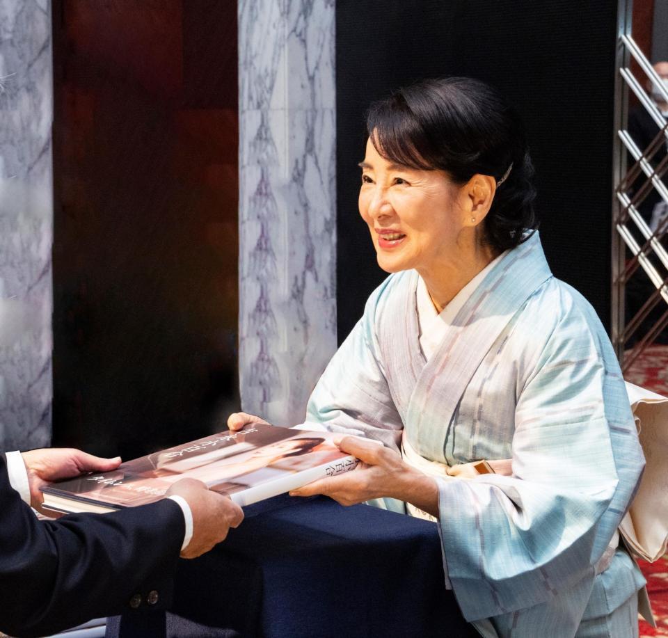 　写真集「吉永小百合」刊行記念サイン本お渡し会を行った吉永小百合