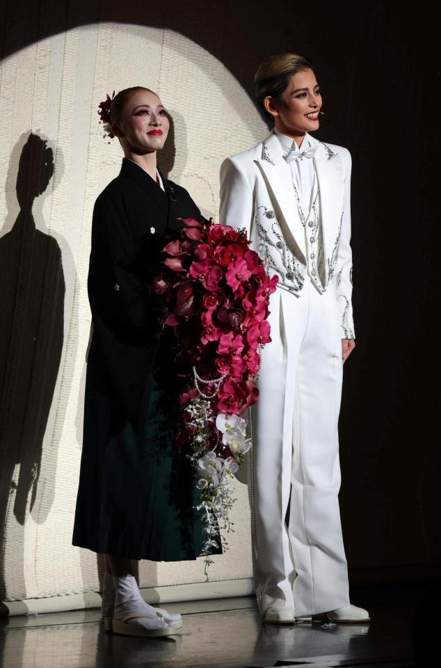 　朝美絢（右）とともに客席を見渡す夢白あや