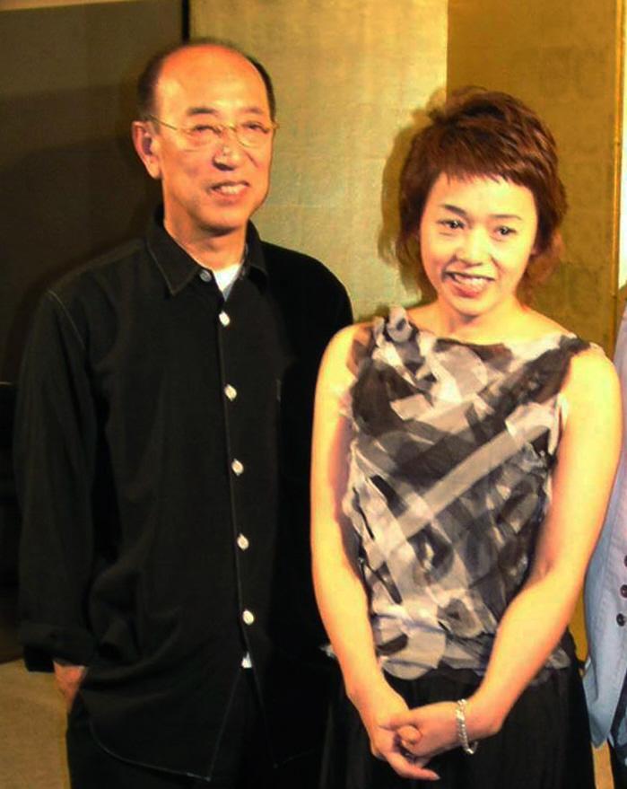 　蜷川幸雄氏（左）と大竹しのぶ＝２００３年