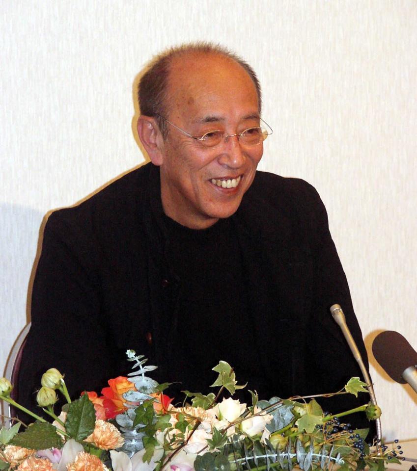 文化功労者に選ばれ、「目指せ、イチローです」と喜びの会見を行った蜷川幸雄氏＝２００４年