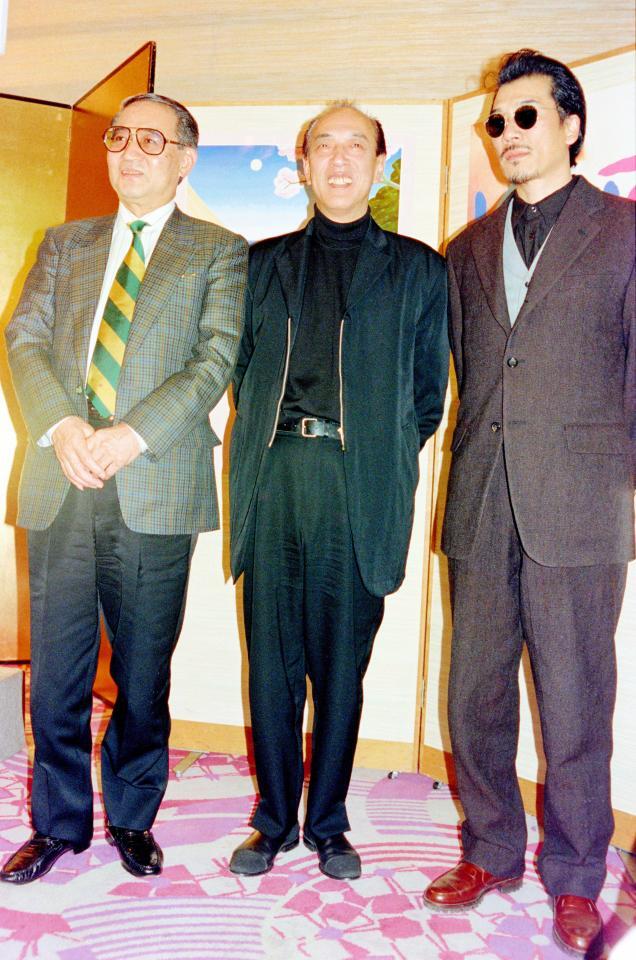 　「アーバンリゾートフェア神戸９３」で上演される「初夏の夜の夢」の制作会見に臨む蜷川幸雄さん（中央）＝１９９３年２月２５日