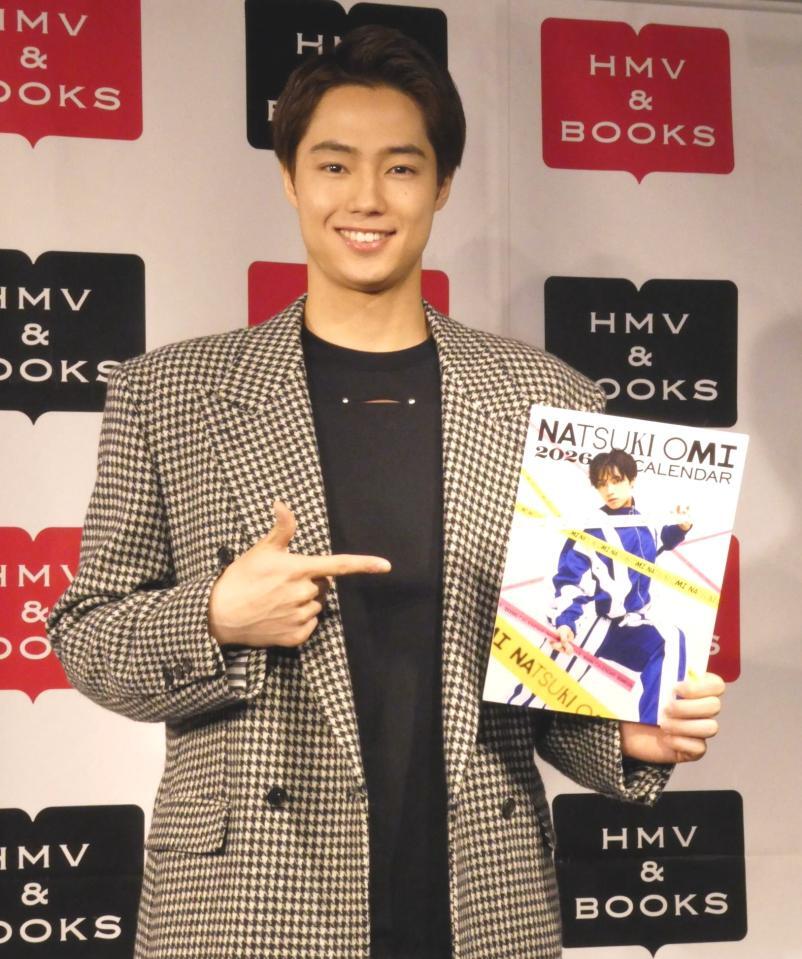 　撮影に応じる夏生大湖