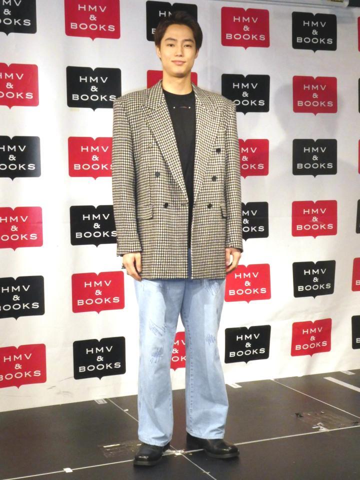 　撮影に応じる夏生大湖