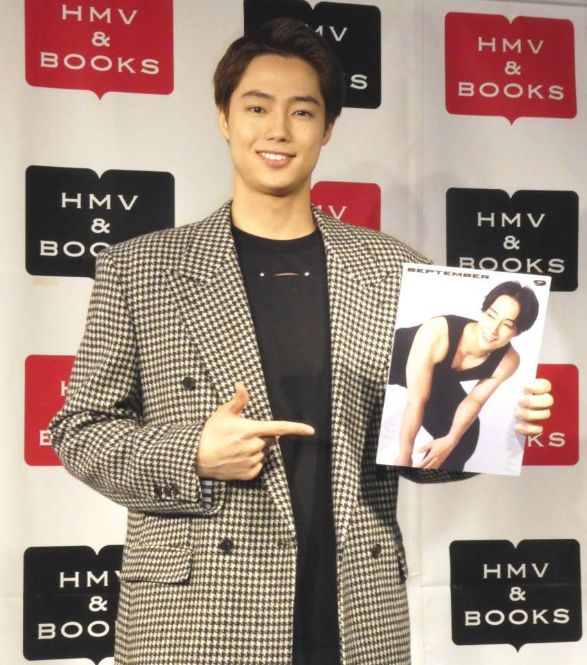 　撮影に応じる夏生大湖