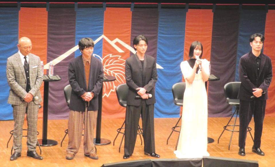 　ファンの前に立つ（左から）高橋克実、染谷将太、横浜流星、橋本愛、中村蒼