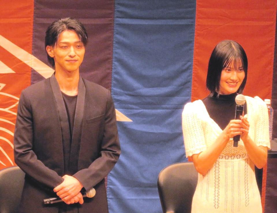 　ファンの前に立つ横浜流星（左）と橋本愛