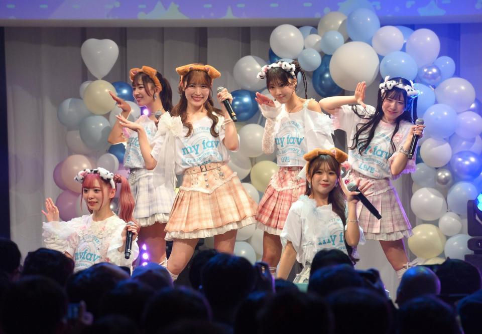 　２周年記念ライブを行ったｍｙ　ｆａｖ（前列左から）園田一花、西村瑠香、（後列同）川又あん奈、田中美帆、古松華、黒瀬梨花（撮影・伊藤笙子）