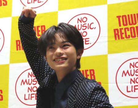 　カレンダー発売イベントで歌舞伎ポーズをとる黒川想矢