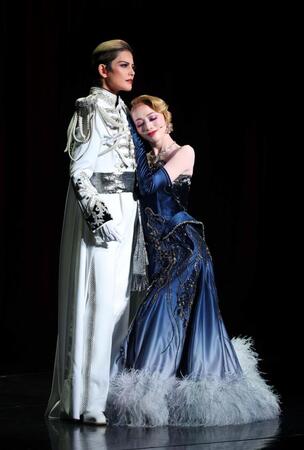 　朝美絢（左）とともにサヨナラショーで輝きを放つ夢白あや