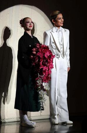 　朝美絢（右）とともに客席を見渡す夢白あや