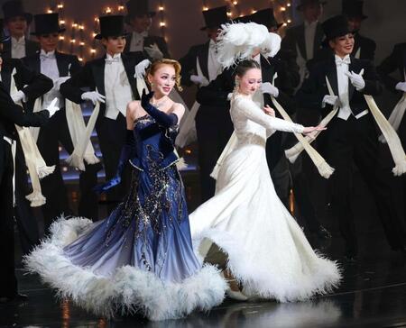 　サヨナラショーで輝きを放つ夢白あや（手前左）