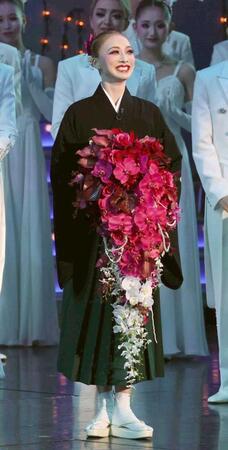 　サヨナラショーであいさつする夢白あや