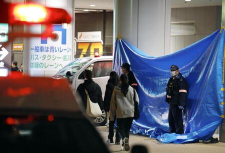 　事件のあった商業施設付近で警戒にあたる警察官