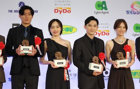 　記念撮影でトロフィーを手にする（左から）松谷鷹也、森田望智、吉沢亮、北川景子（撮影・西岡正）